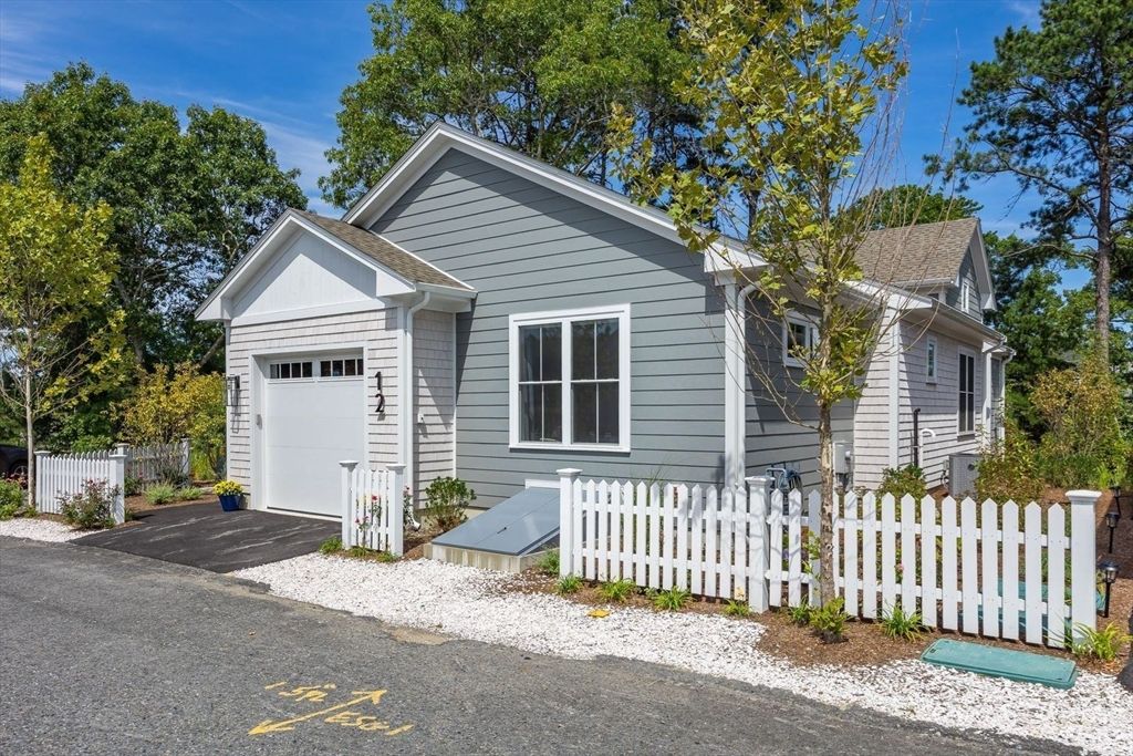 Attached, Exterior, Facade, Queen Anne Victorian