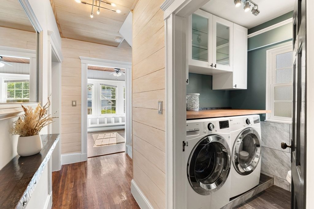 Interior, Washer, Wood Texture Flooring
