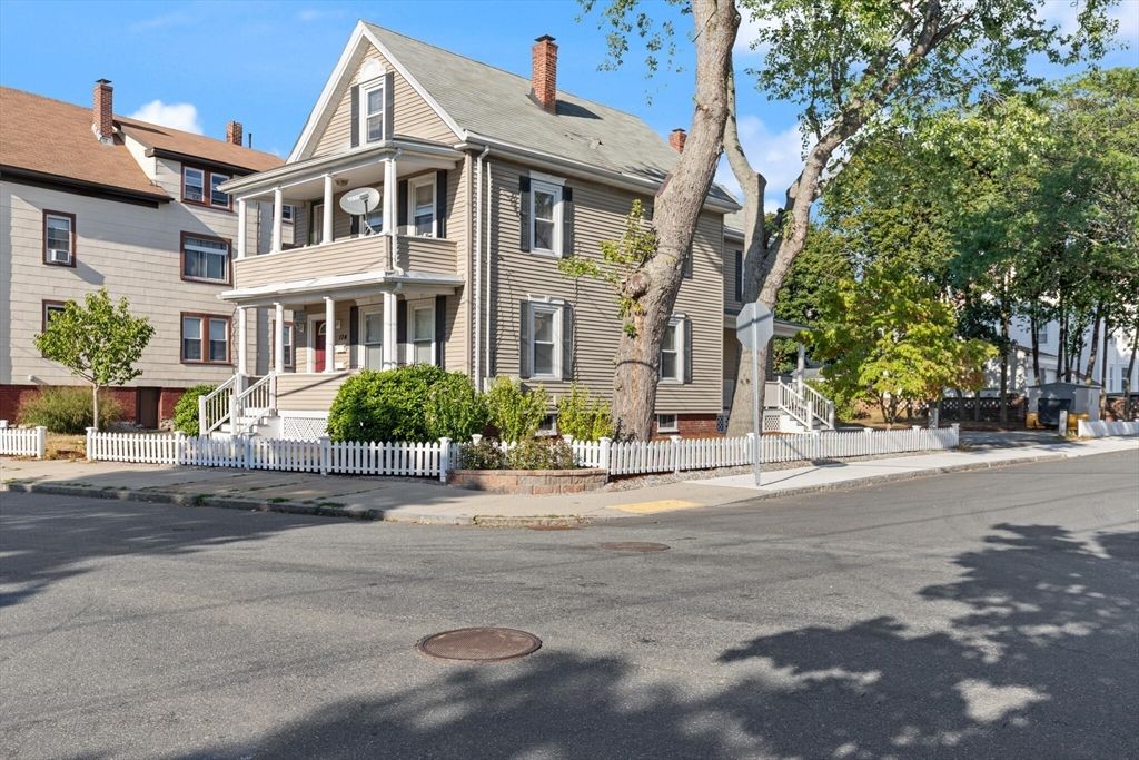 Exterior, Facade, Queen Anne Victorian