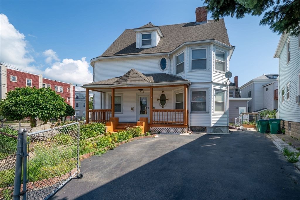 Exterior, Facade, Queen Anne Victorian