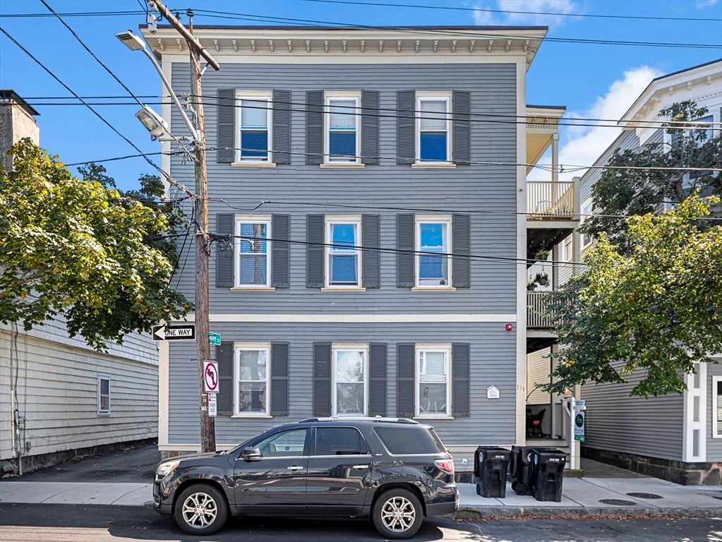 Exterior, Facade, American Foursquare