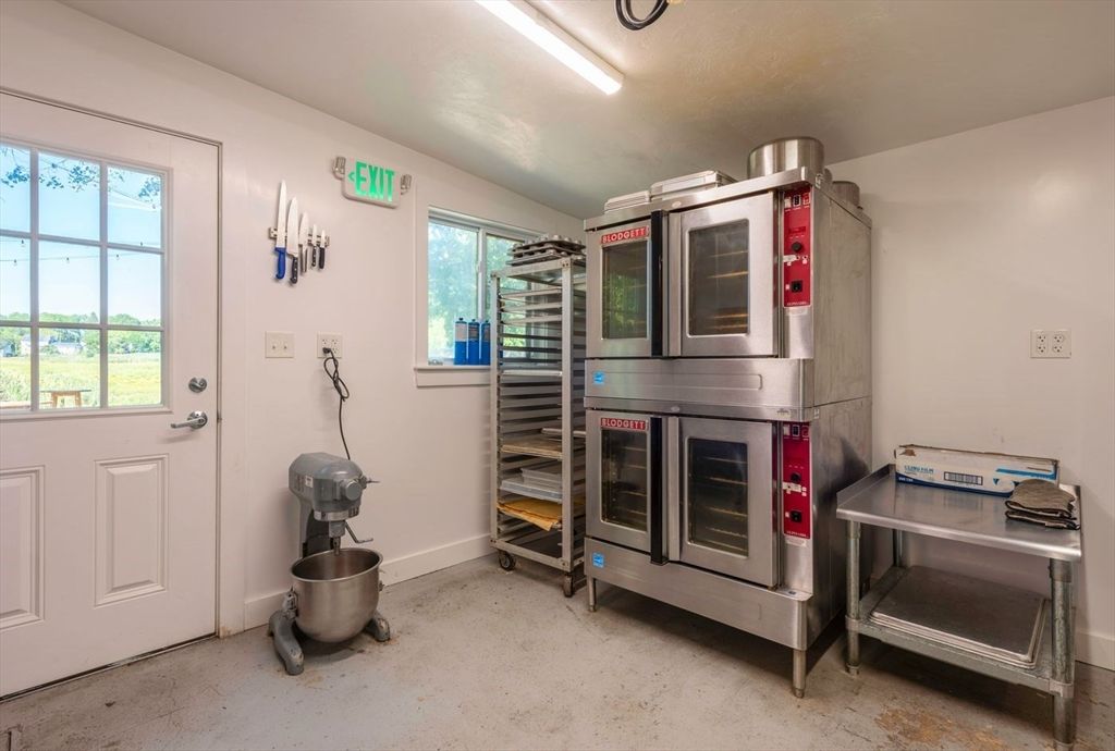 Interior, Stainless Steel Appliances