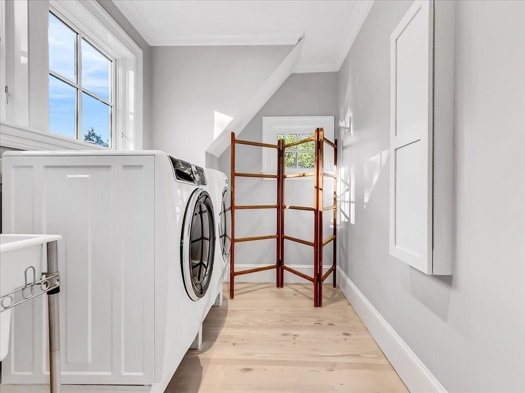 Interior, Washer, Wood Texture Flooring