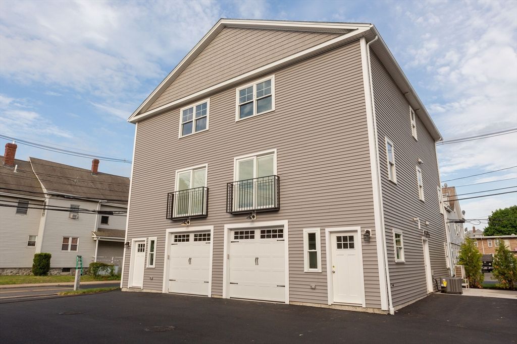 Attached, Exterior, Facade, Rowhouse