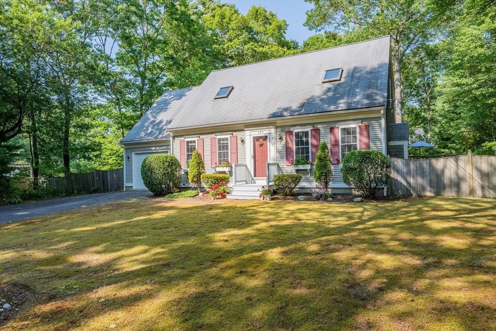 Attached, Exterior, Facade, Cape Cod