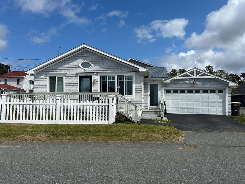 Attached, Exterior, Facade, American Craftsman