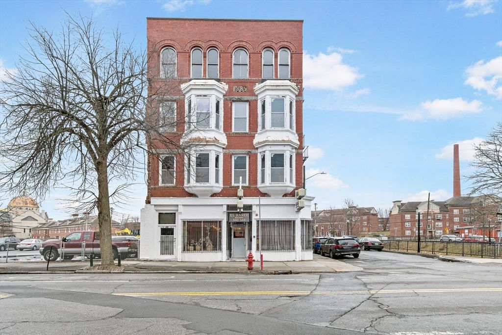 Exterior, Facade, Rowhouse