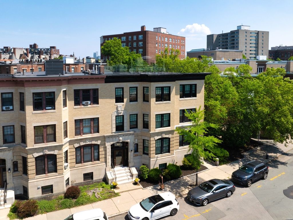 Exterior, Facade, Rowhouse