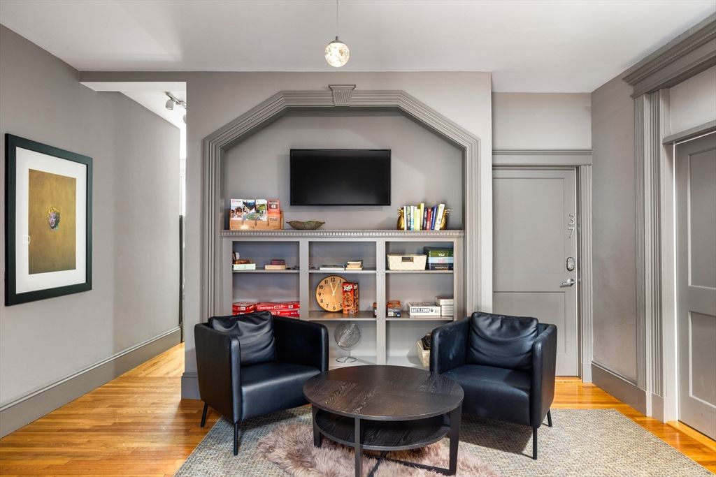 Interior, Pendant Lights, Wood Texture Flooring