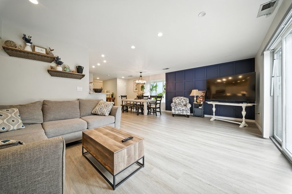Dining room, Interior, Living room, Pendant Lights, Recessed Lighting, Wood Texture Flooring