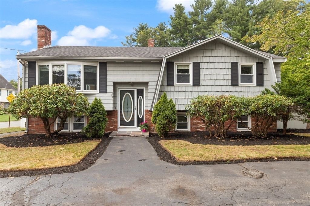 Exterior, Facade, Brick Facade, Split Level