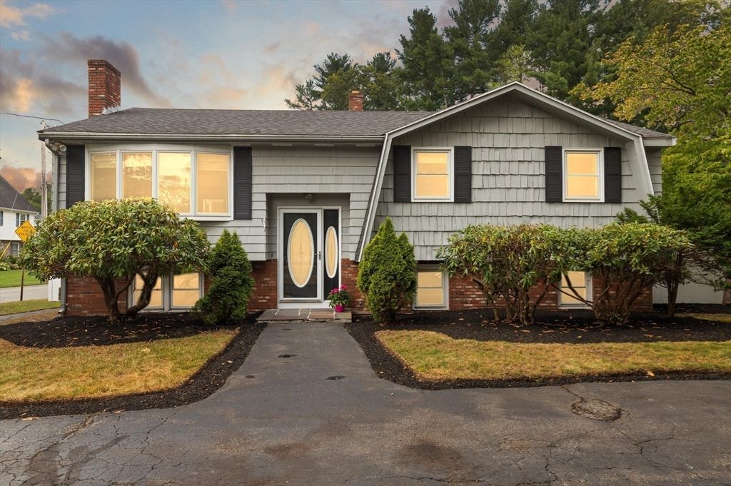 Attached, Exterior, Facade, Split Level