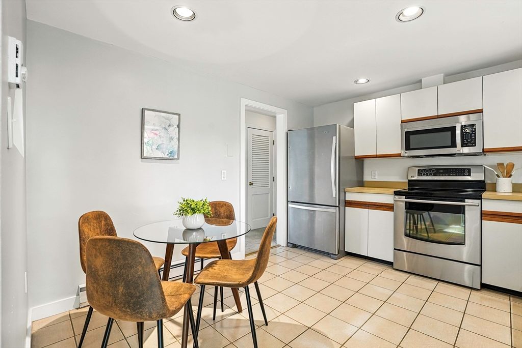 Dining room, Interior, Kitchen, Recessed Lighting, Stainless Steel Appliances