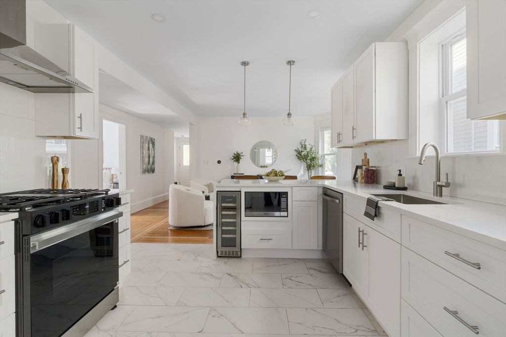Interior, Kitchen, Living room, Marble, Pendant Lights, Stainless Steel Appliances