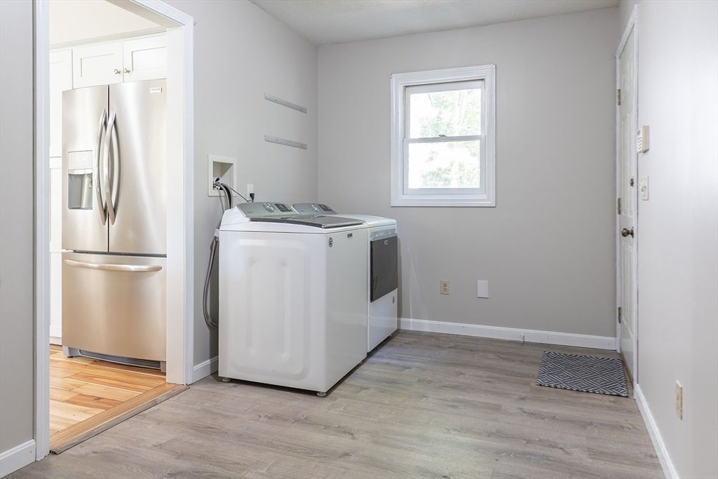 Interior, Washer, Wood Texture Flooring