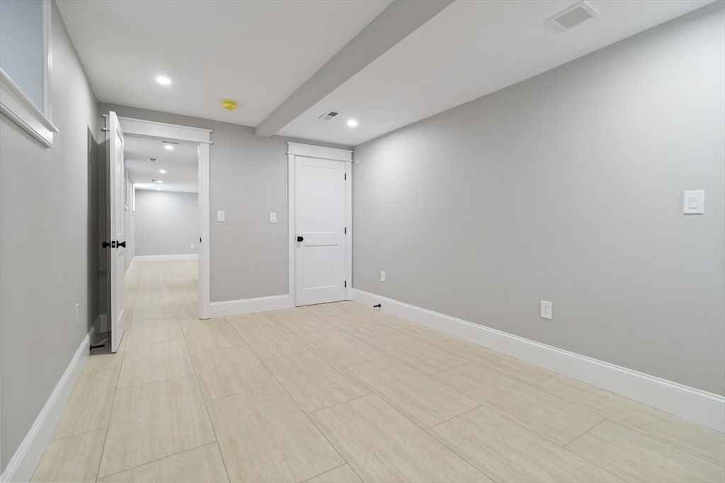 Empty room, Interior, Recessed Lighting