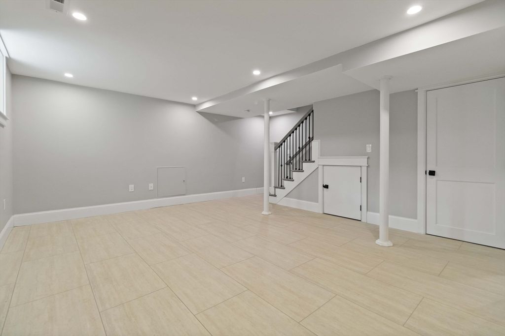 Empty room, Interior, Recessed Lighting