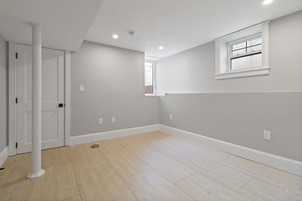 Empty room, Interior, Recessed Lighting