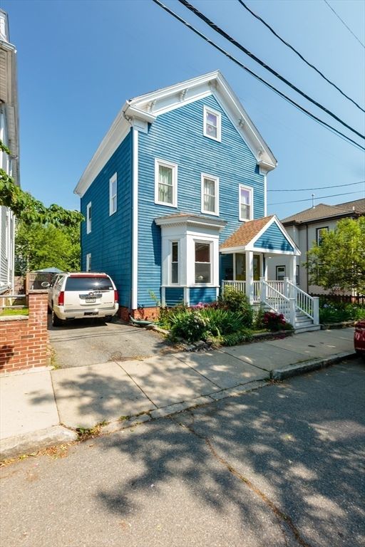 Exterior, Facade, Queen Anne Victorian