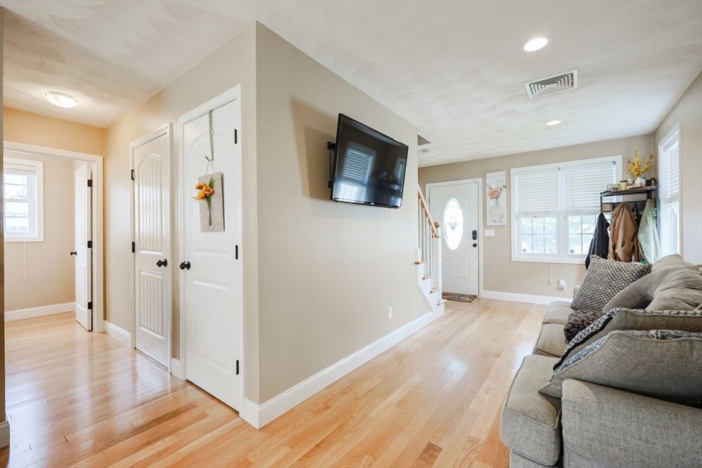 Interior, Recessed Lighting, Wood Texture Flooring