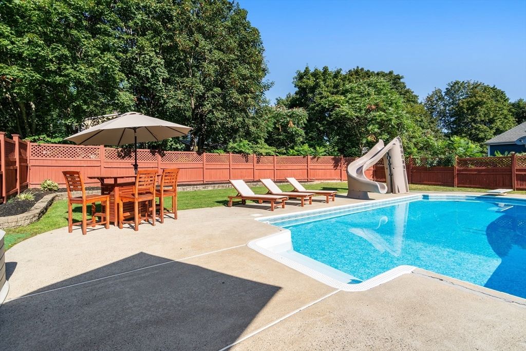 Exterior, Playground, Pool