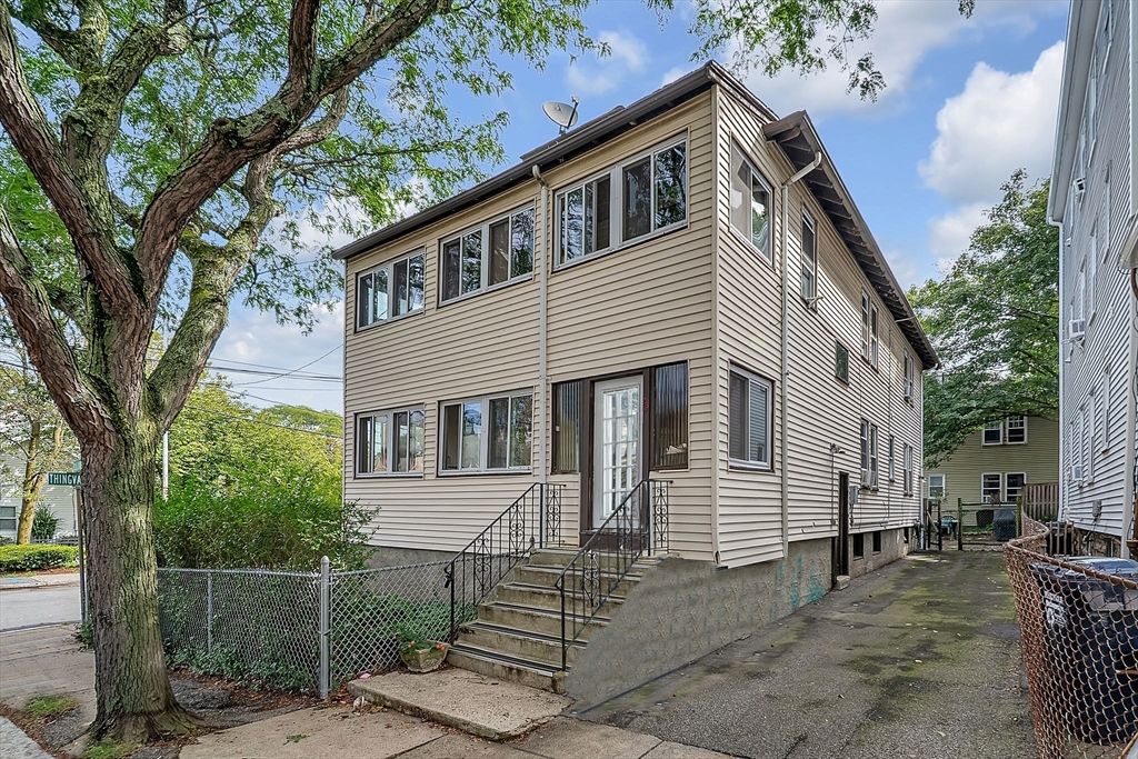 Exterior, Facade, Rowhouse