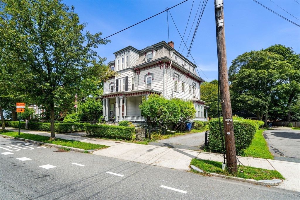 Exterior, Facade, Queen Anne Victorian