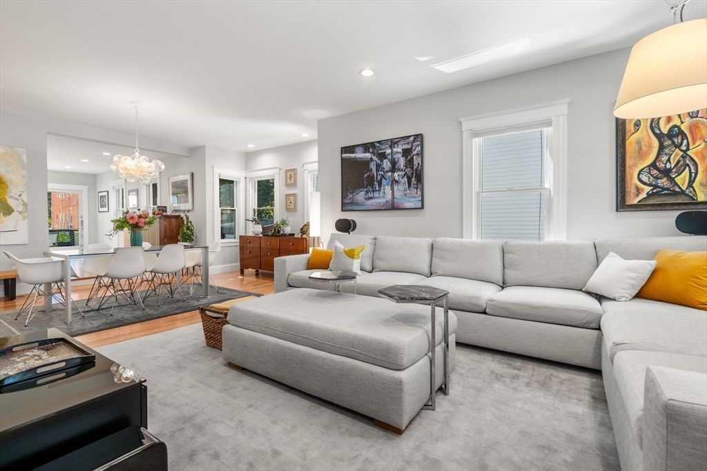 Chandelier, Dining room, Interior, Living room, Recessed Lighting, Wood Texture Flooring