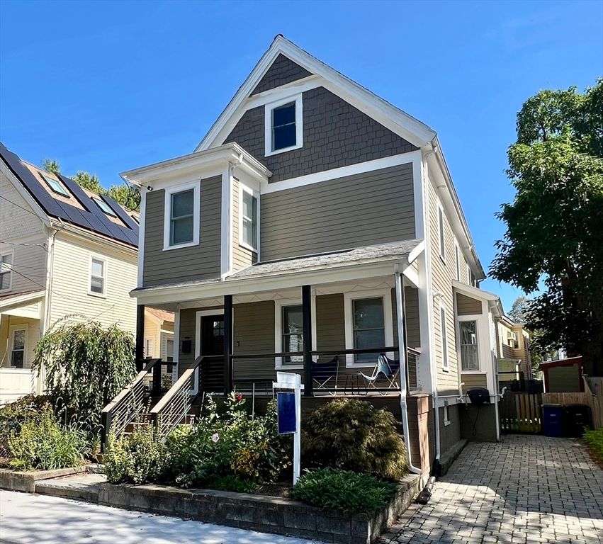 Exterior, Facade, Queen Anne Victorian