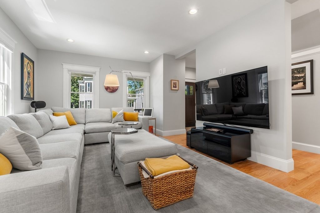 Interior, Living room, Recessed Lighting, Wood Texture Flooring