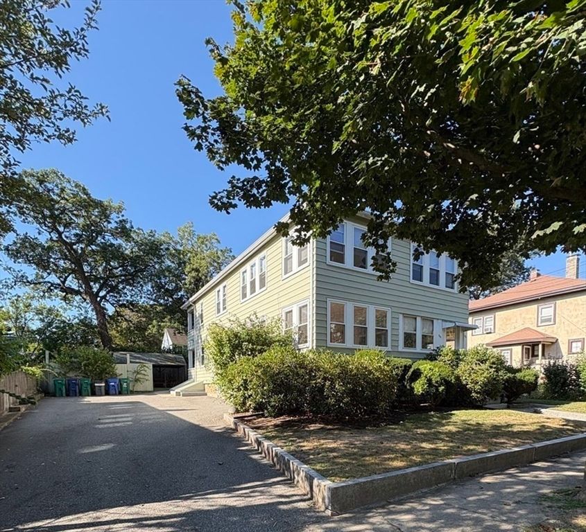 Exterior, Facade, Rowhouse