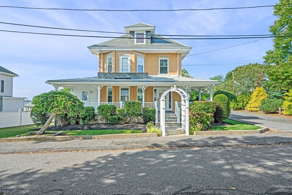 Exterior, Facade, American Foursquare