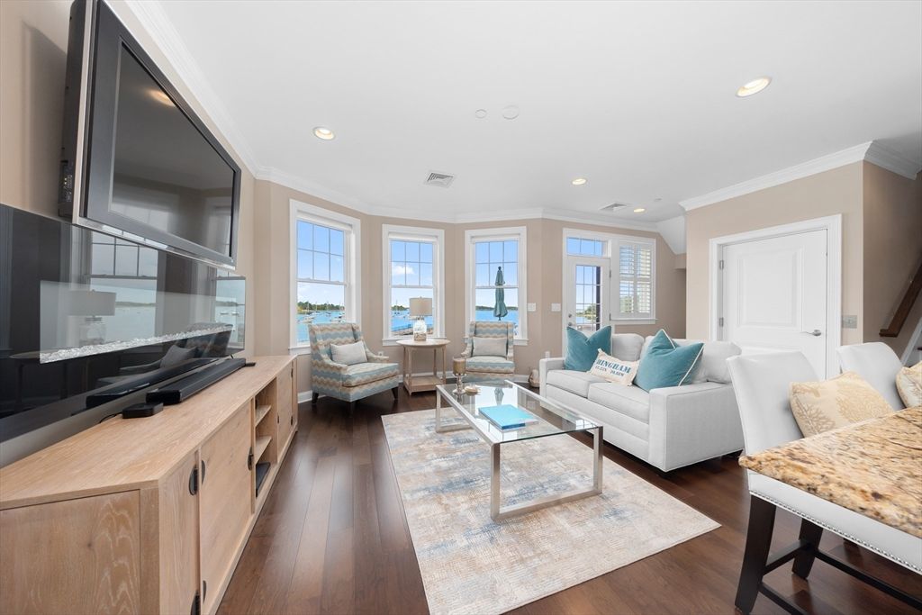 Interior, Living room, Recessed Lighting, Water, Wood Texture Flooring