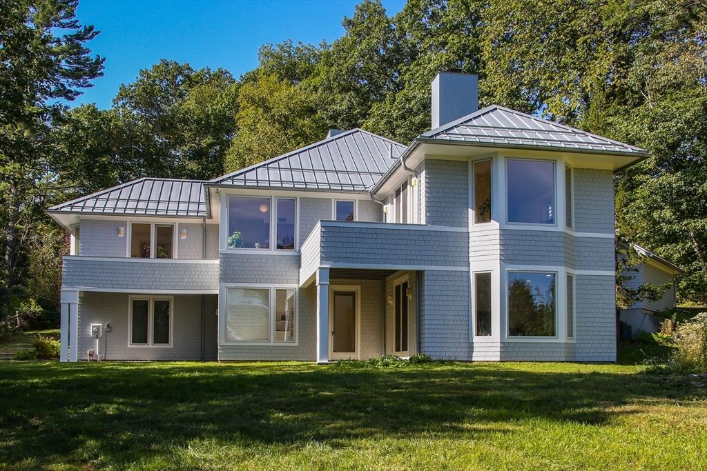 Exterior, Facade, Split Level
