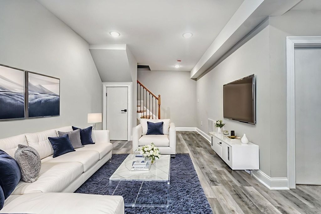 Interior, Living room, Recessed Lighting, Wood Texture Flooring