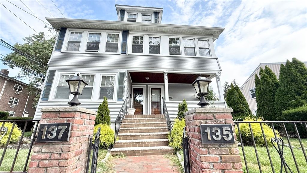 Exterior, Facade, American Foursquare