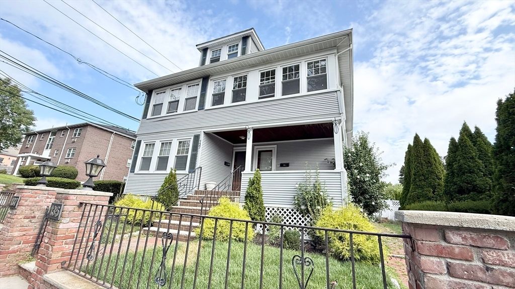 Exterior, Facade, American Foursquare