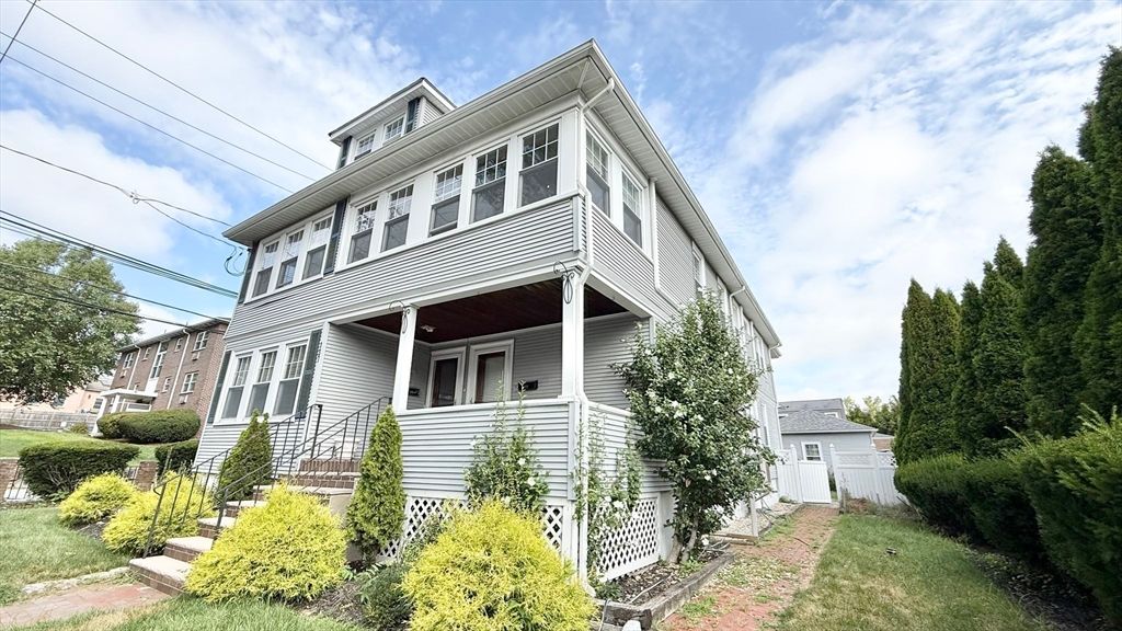 Exterior, Facade, American Foursquare