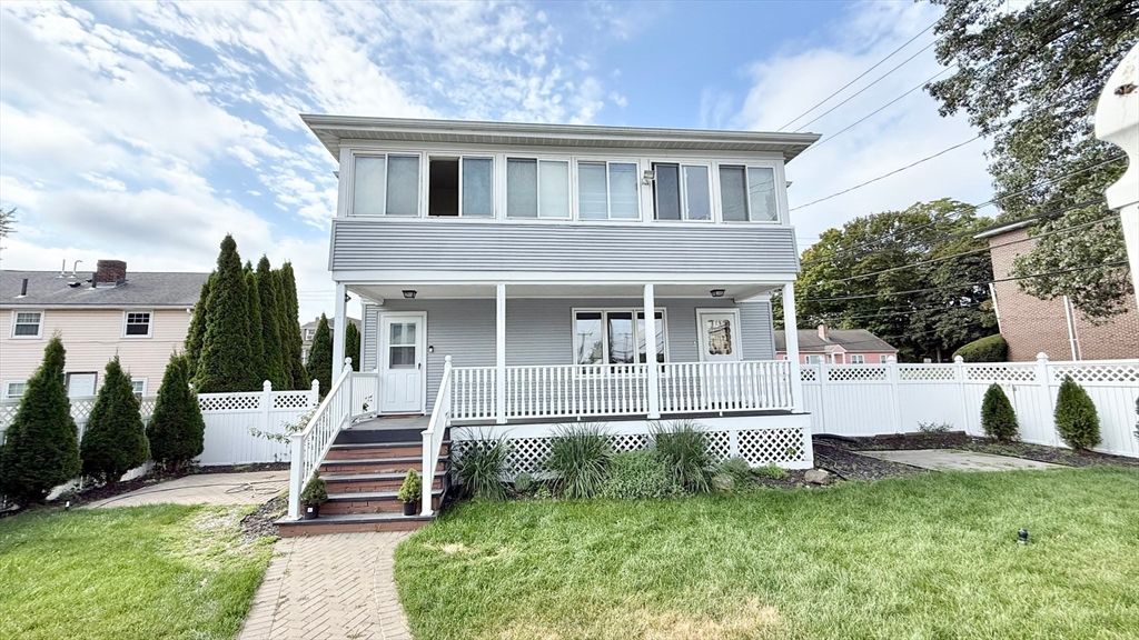 Exterior, Facade, American Foursquare