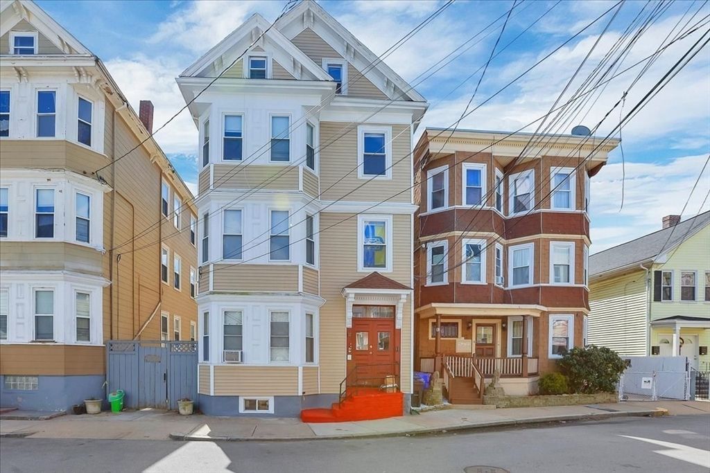 Exterior, Facade, Rowhouse