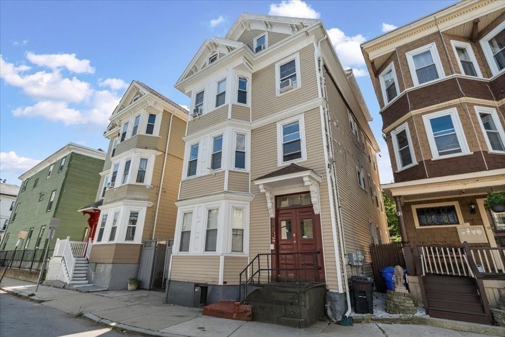 Exterior, Facade, Rowhouse