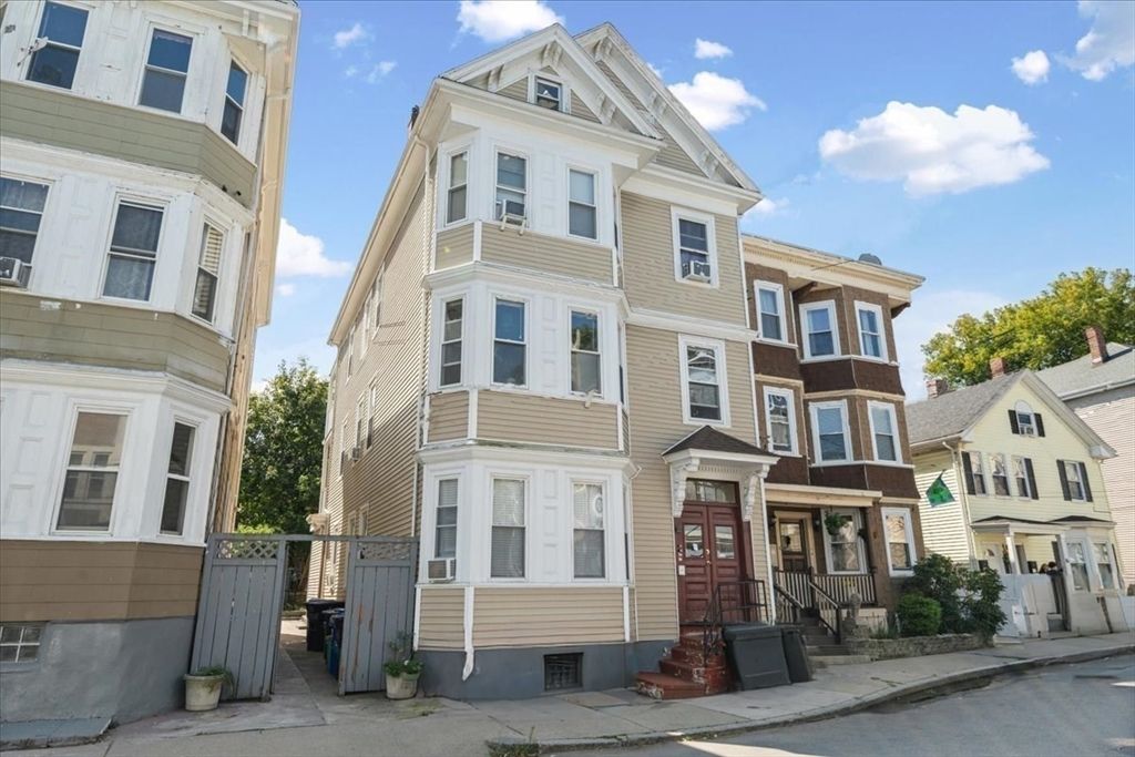 Exterior, Facade, Rowhouse