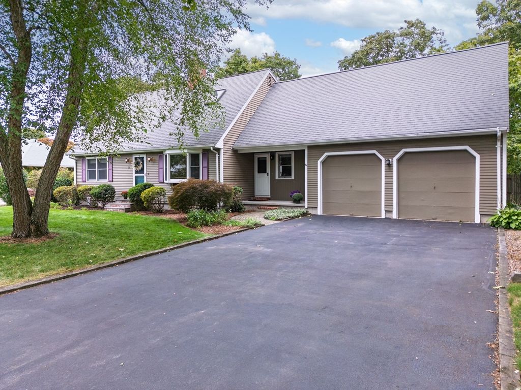 Attached, Exterior, Facade, Cape Cod