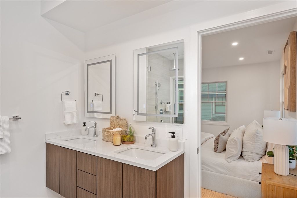 Bathroom, Dual Sink Vanities, Interior, Recessed Lighting