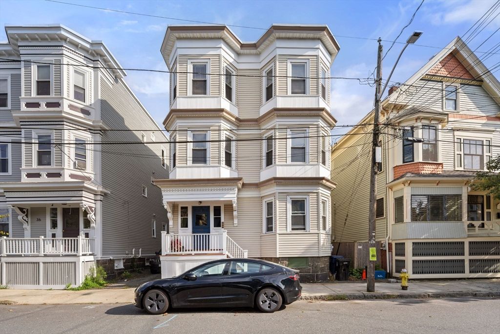 Attached, Exterior, Facade, Rowhouse
