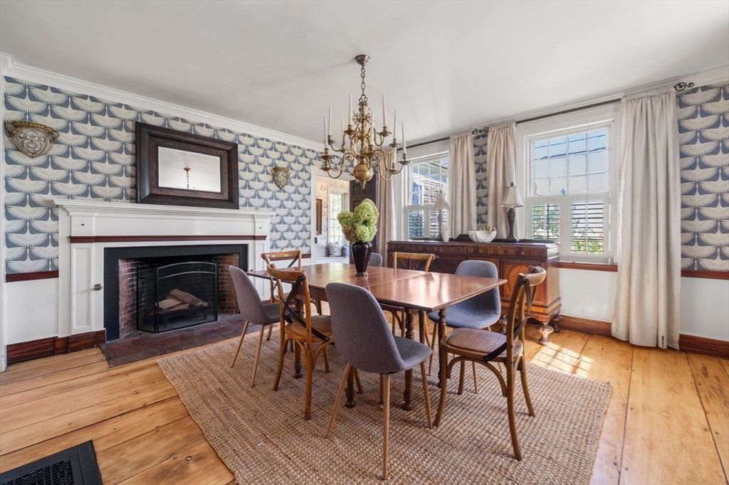 Chandelier, Dining room, Fireplace, Interior, Wood Texture Flooring