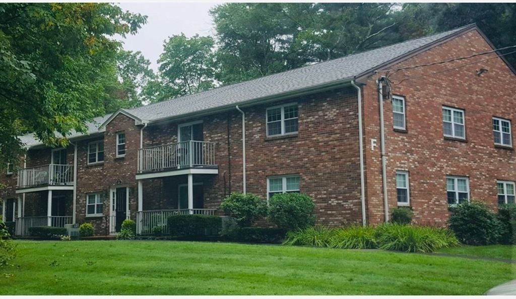 Exterior, Facade, Brick Facade, Rowhouse