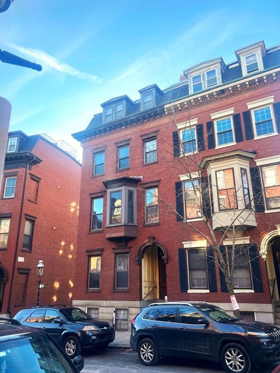 Exterior, Facade, Brick Facade, Rowhouse