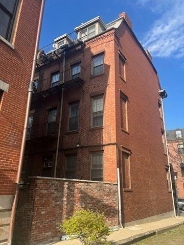 Exterior, Facade, Brick Facade, Rowhouse