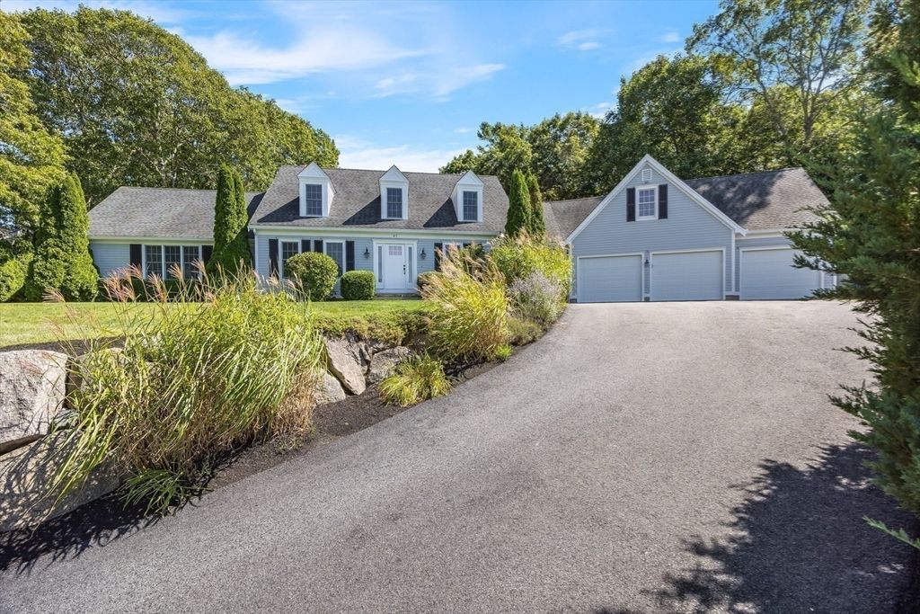 Attached, Exterior, Facade, Cape Cod